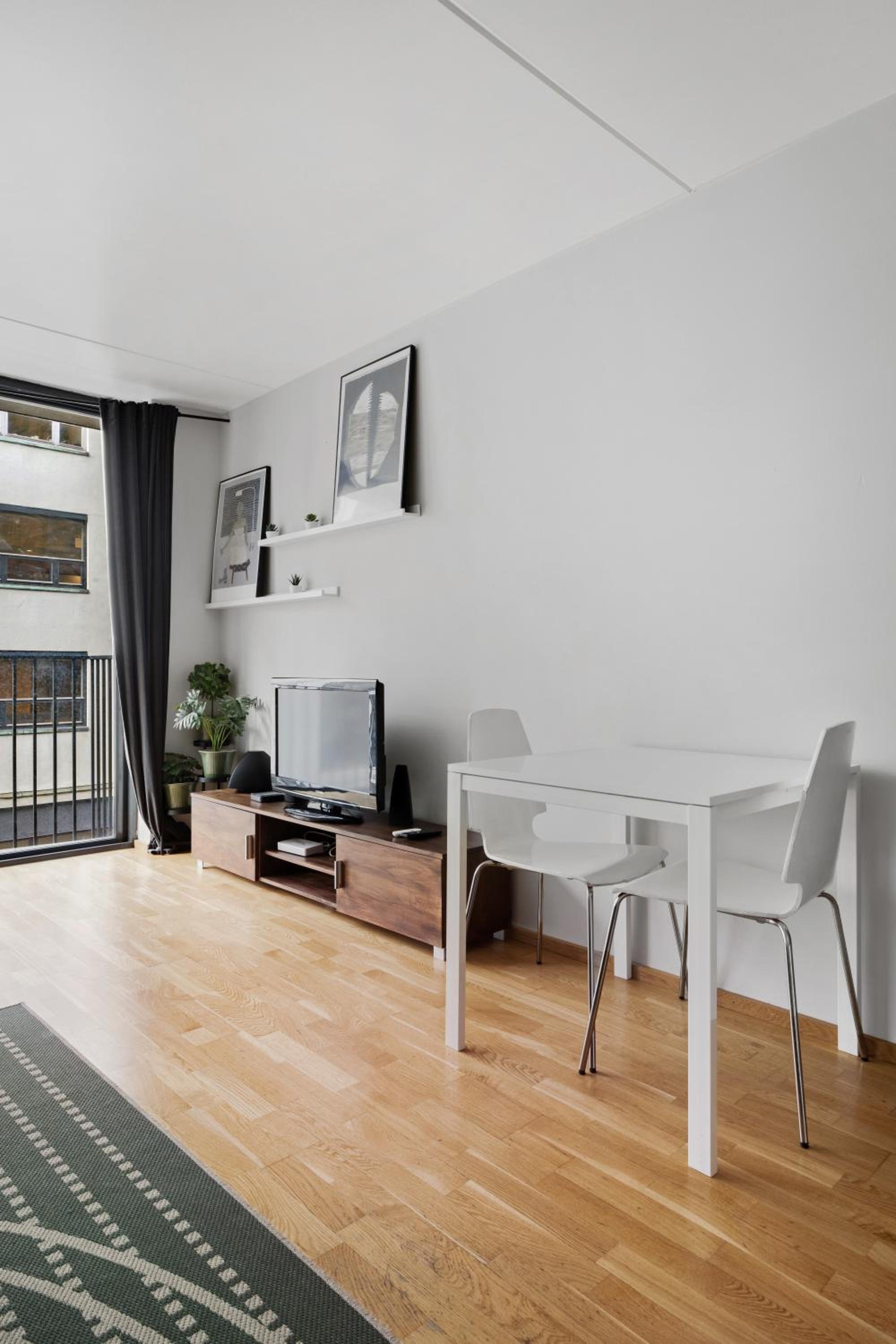 Super Central Studio near Train and Buss view 2