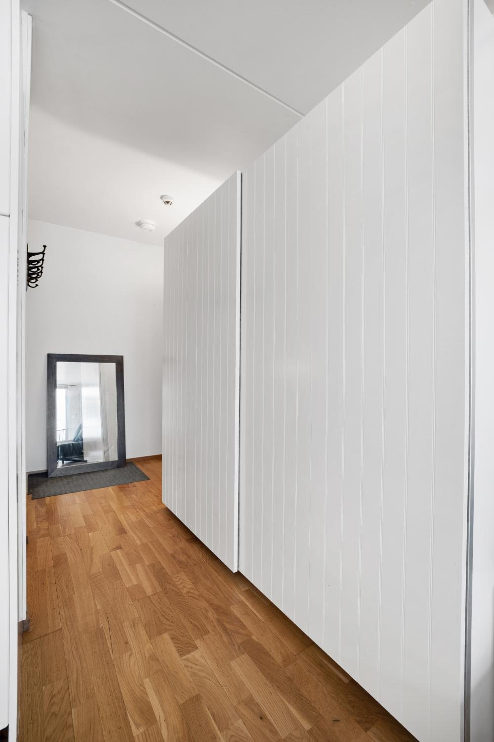 Super Central Studio near Train and Buss view 3