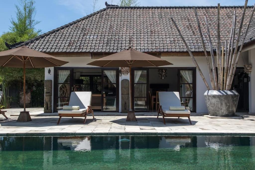 Beautiful Beach Villa Nujum with staff.