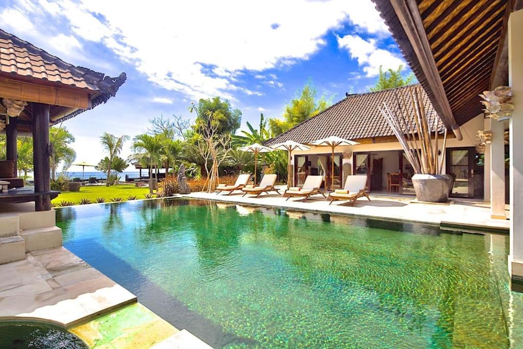 Beautiful Beach Villa Nujum with staff.