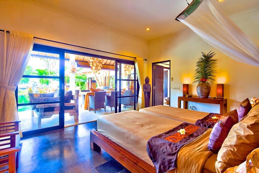 Beautiful Beach Villa Nujum with staff.