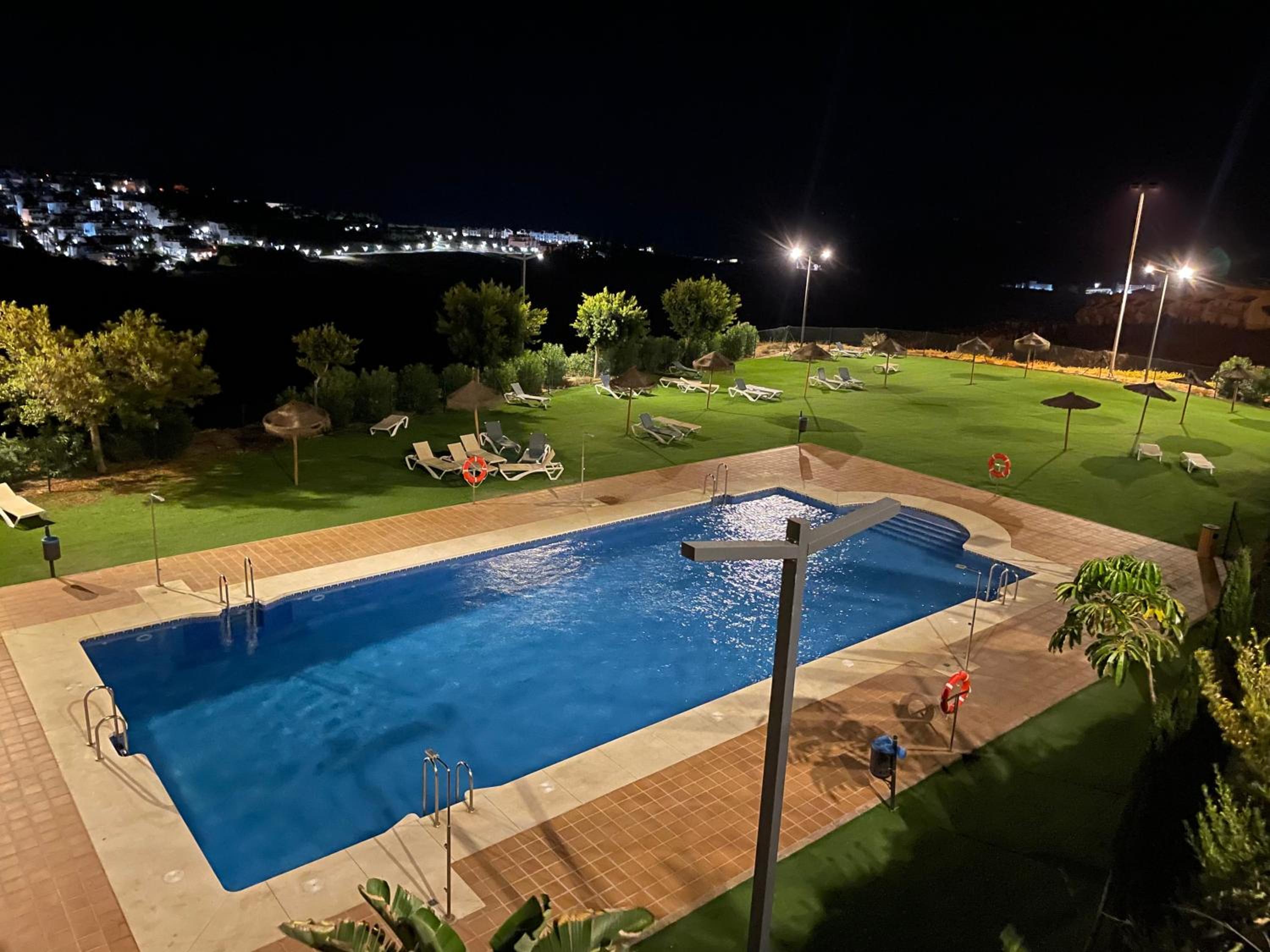 Precioso apartamento con vistas a mar y montaña en Manilva