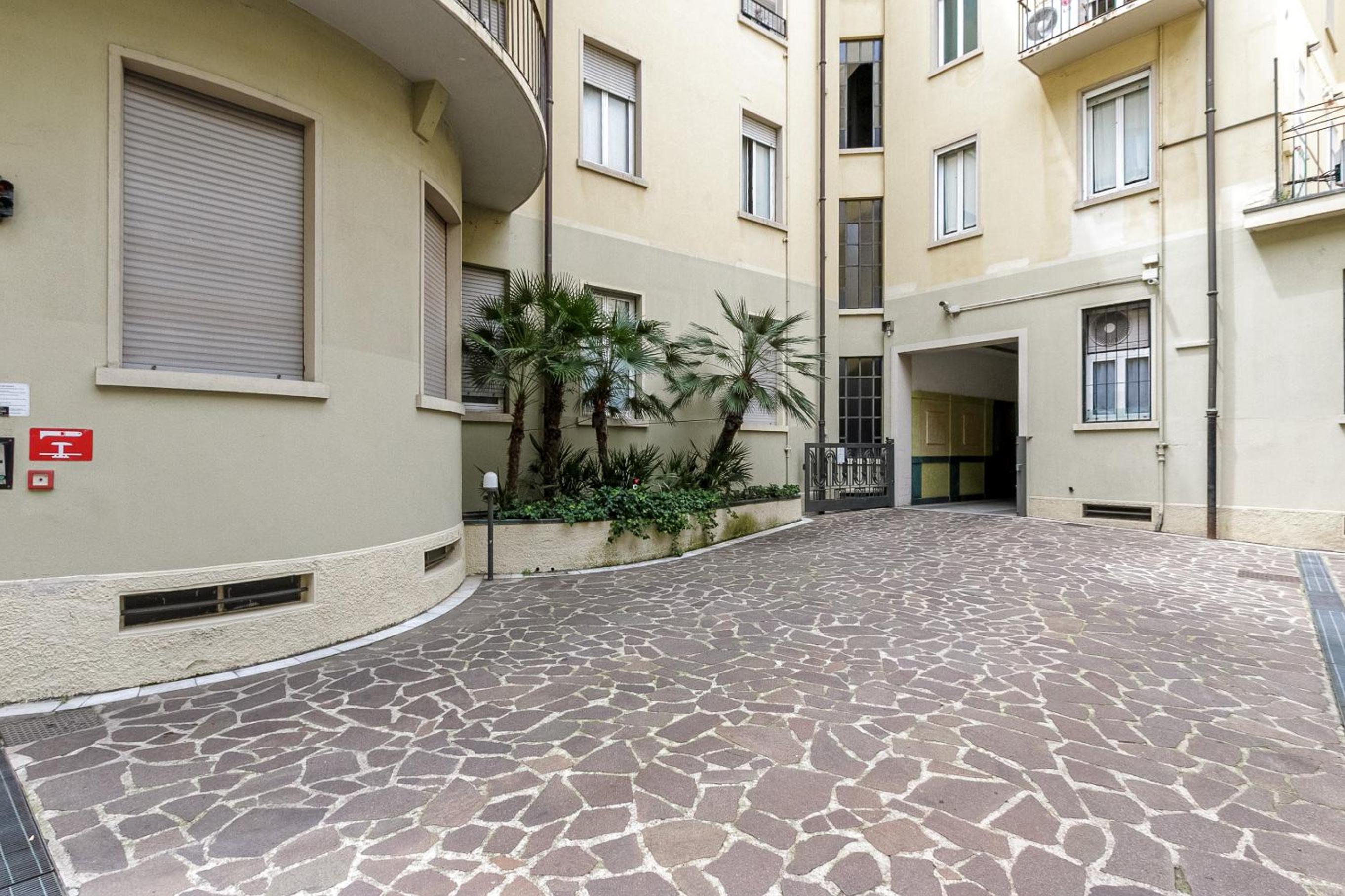 HomyCare Stylish apartment with jacuzzi & balcony steps from Duomo
