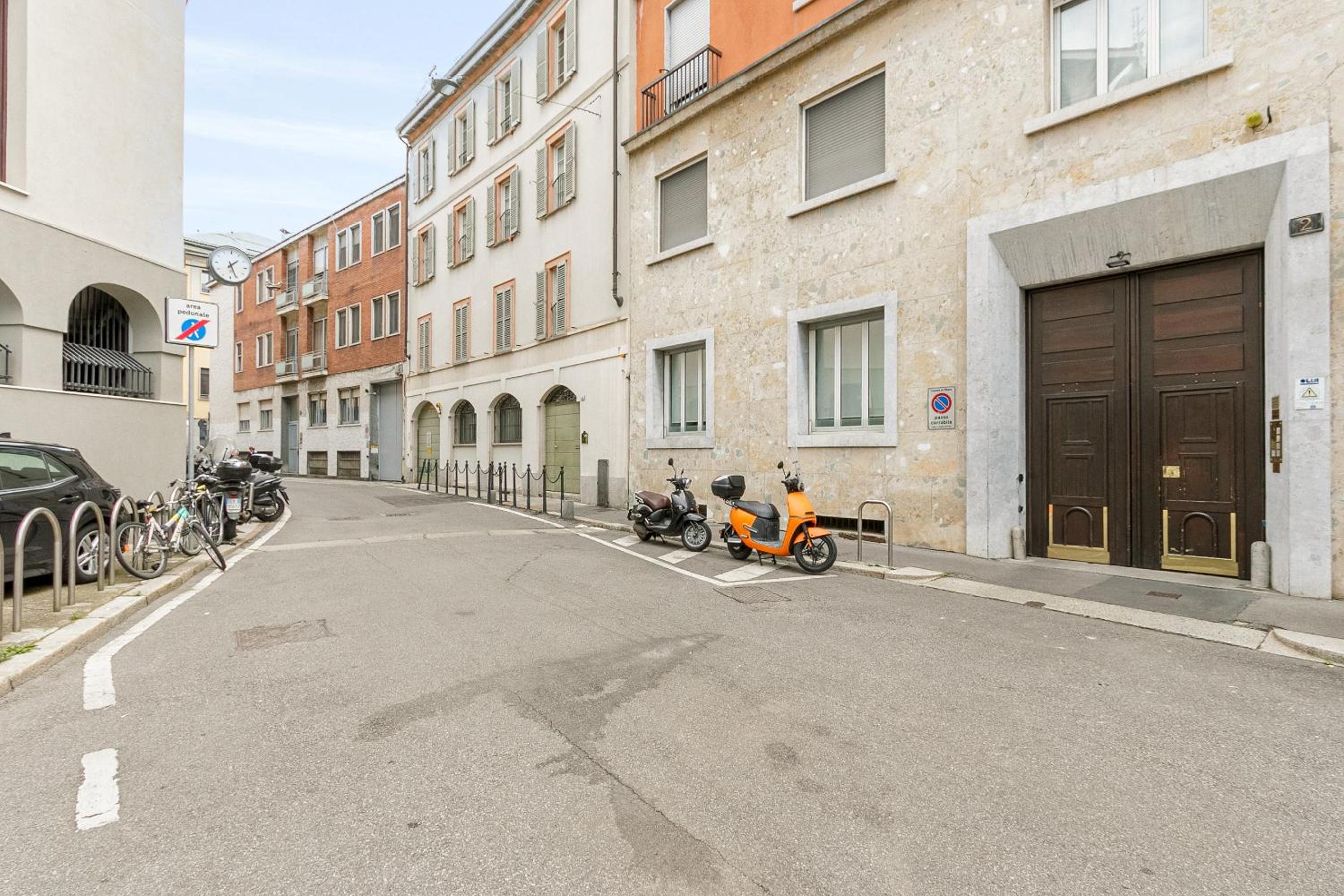 HomyCare Stylish apartment with jacuzzi & balcony steps from Duomo