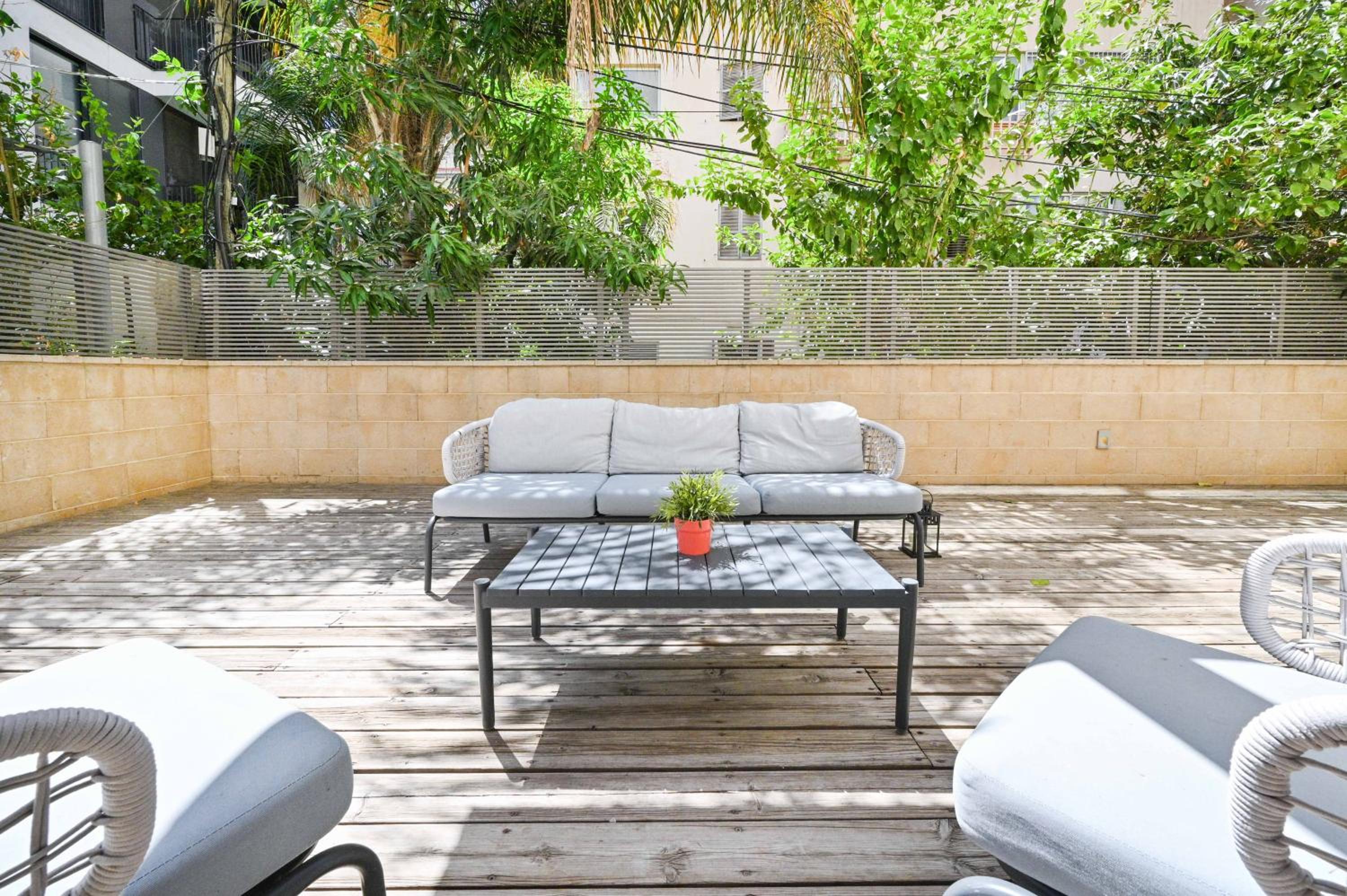 Garden Kalisher 3BR near the Beach by HolyGuest view 4