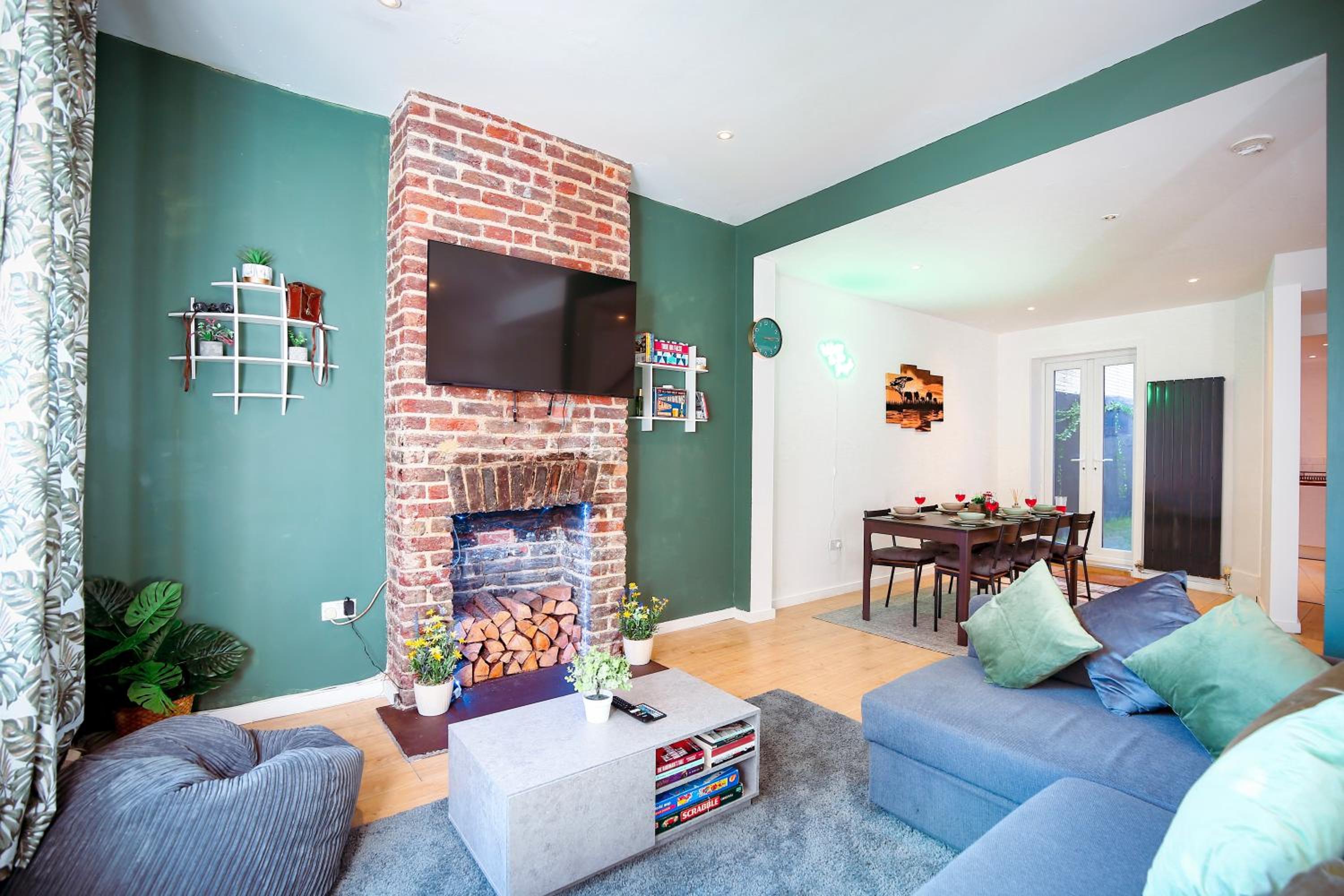 Three Bedroom House By Peacegrove Homes Short Lets & Serviced Accommodation Brighton With Free WiFi & Pet Friendly