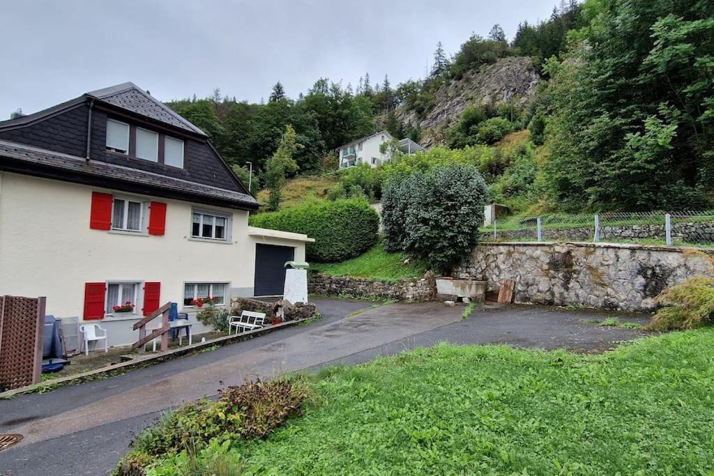 Maison vis-à-vis du lac