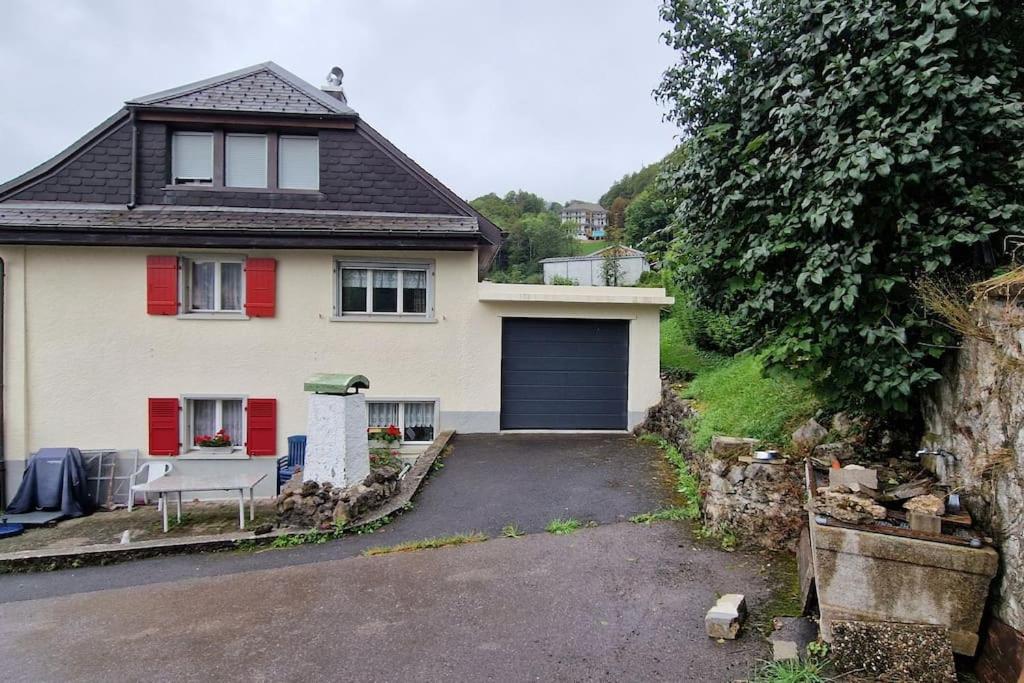 Maison vis-à-vis du lac