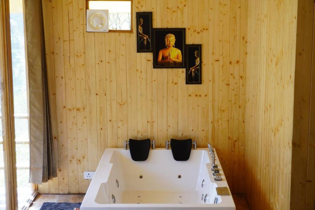 Winterfell Log House Jibhi - With Jacuzzi view 5