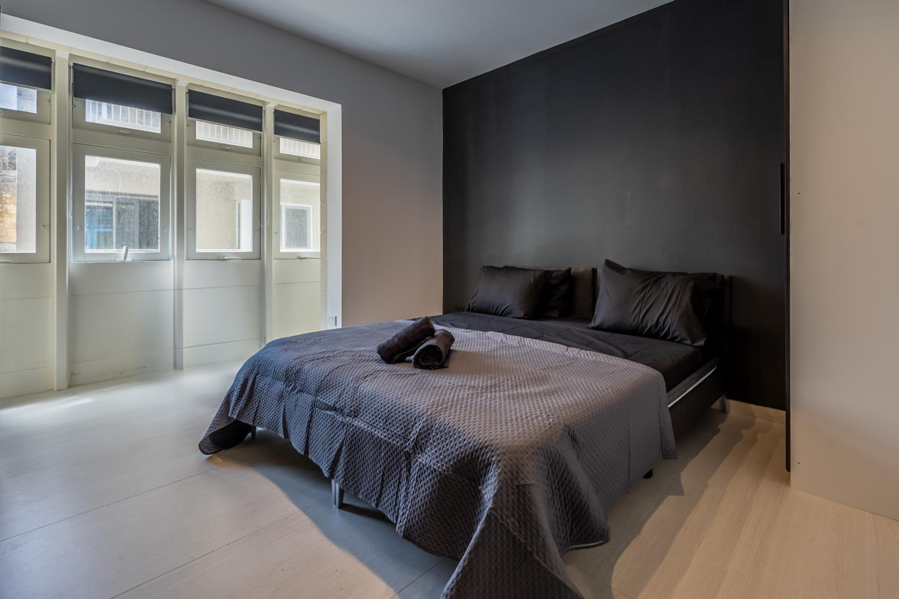 LoftNoir Sliema Spacious & very close to seafront view 3