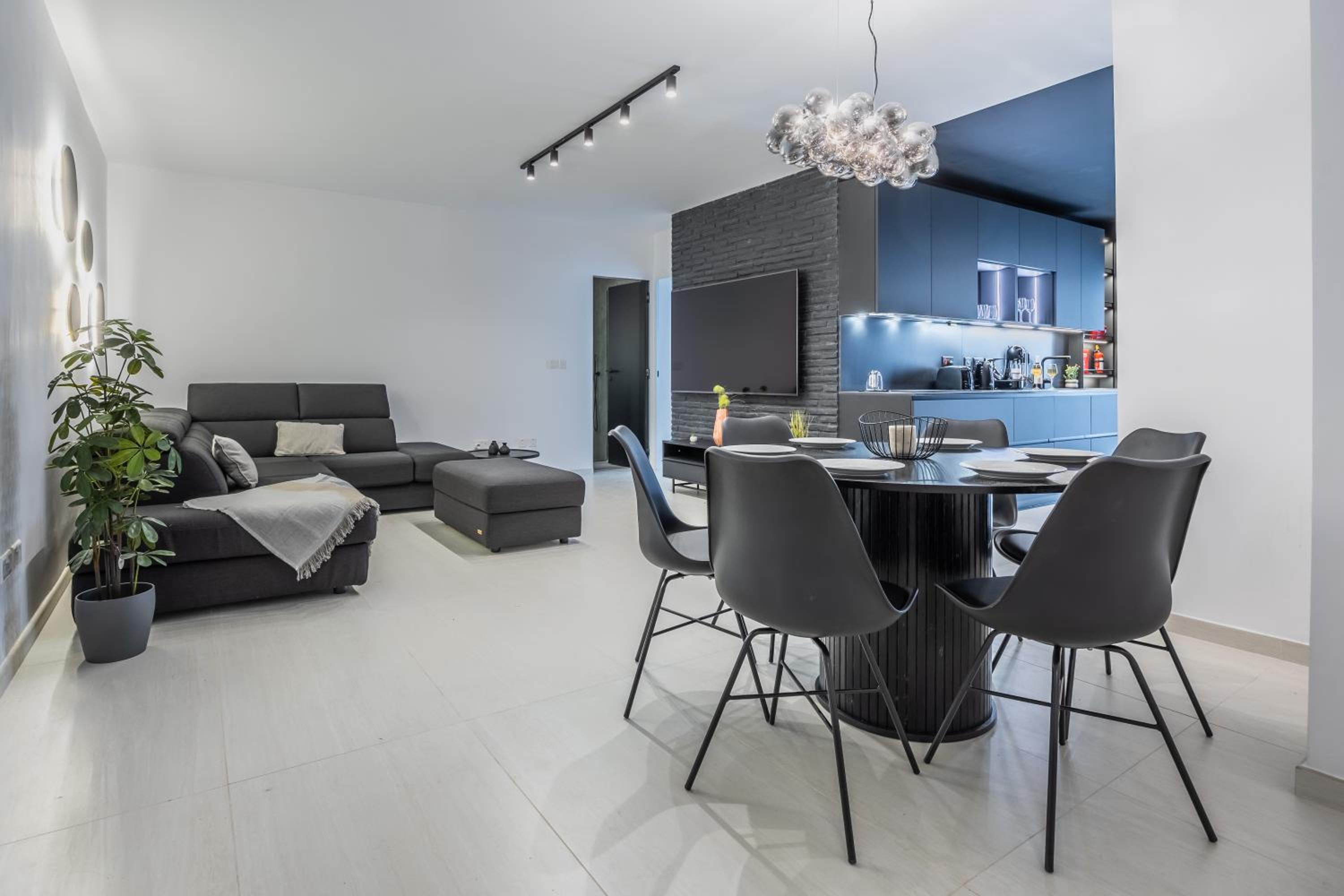 LoftNoir Sliema Spacious & very close to seafront view 4