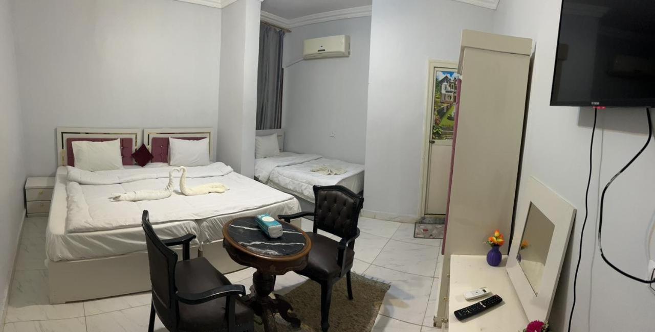 Ahmose Pyramids view inn