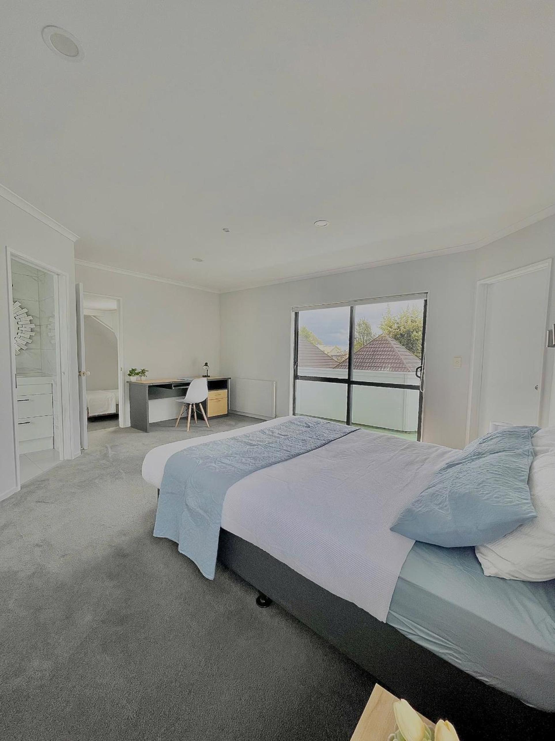 Cozy Victoria Ensuite