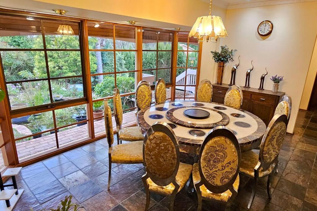Entire guesthouse pool, cinema, tennis, karoake