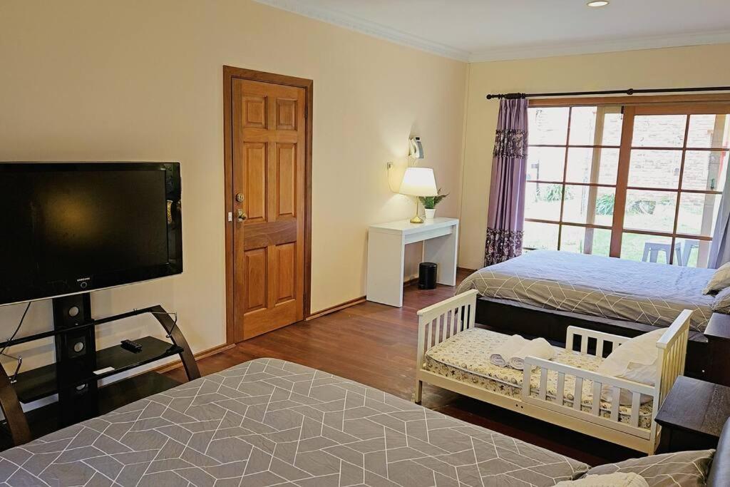 Entire guesthouse pool, cinema, tennis, karoake