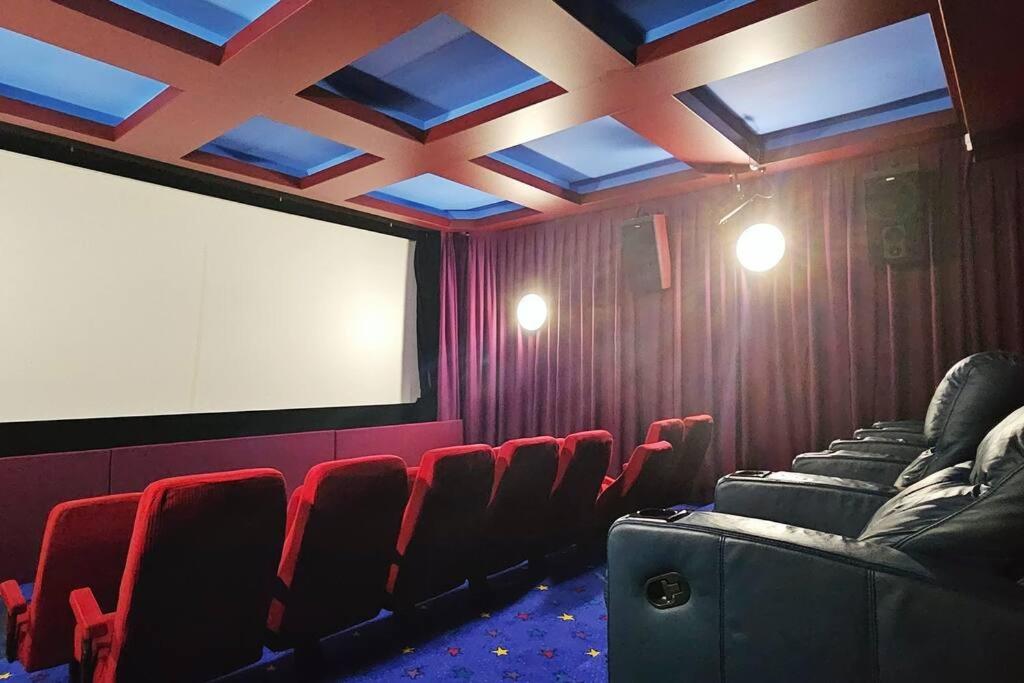 Entire guesthouse pool, cinema, tennis, karoake
