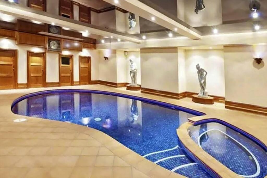 Entire guesthouse pool, cinema, tennis, karoake