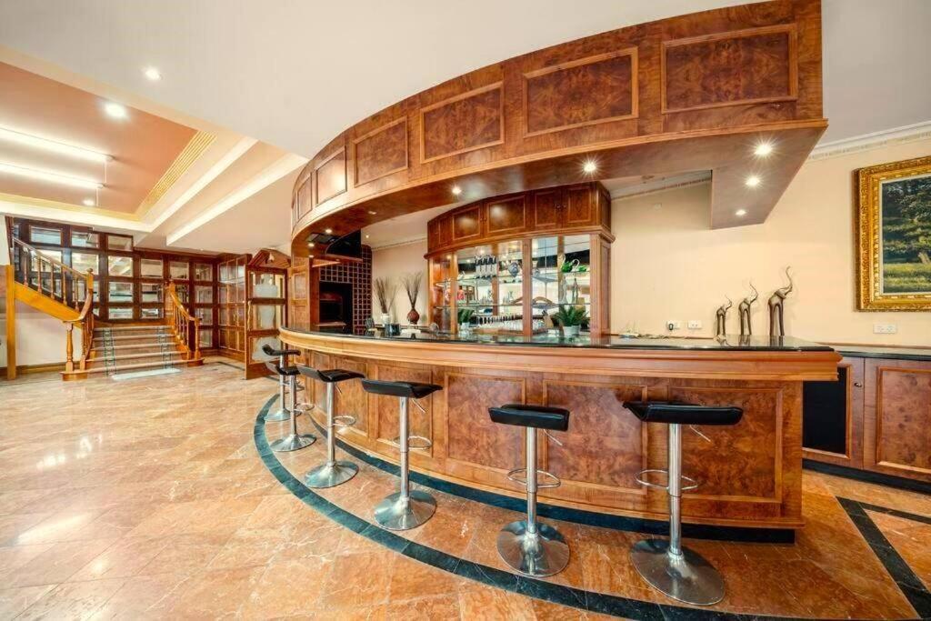 Entire guesthouse pool, cinema, tennis, karoake