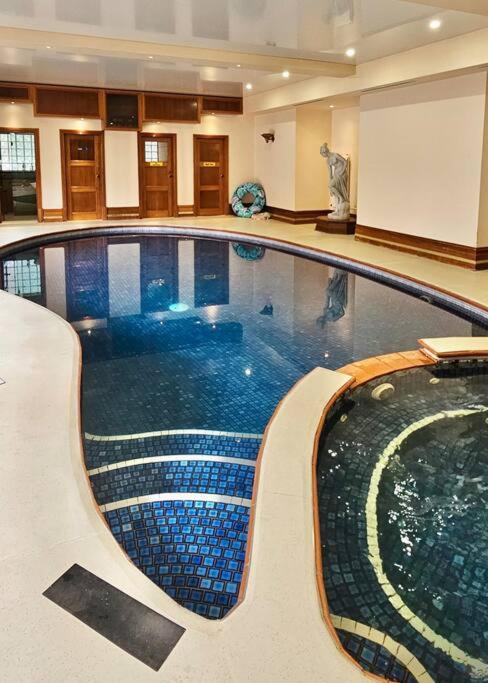 Entire guesthouse pool, cinema, tennis, karoake