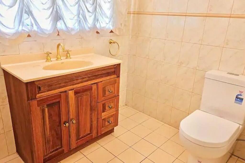 Entire guesthouse pool, cinema, tennis, karoake