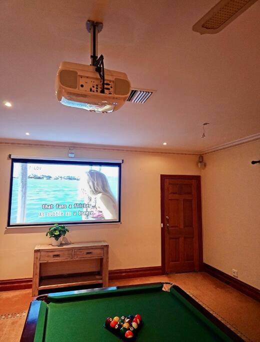 Entire guesthouse pool, cinema, tennis, karoake