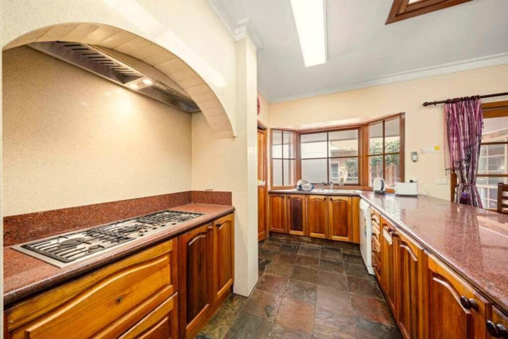 Entire guesthouse pool, cinema, tennis, karoake