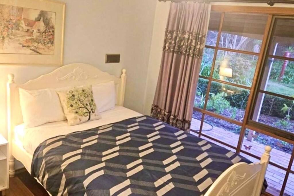 Entire guesthouse pool, cinema, tennis, karoake