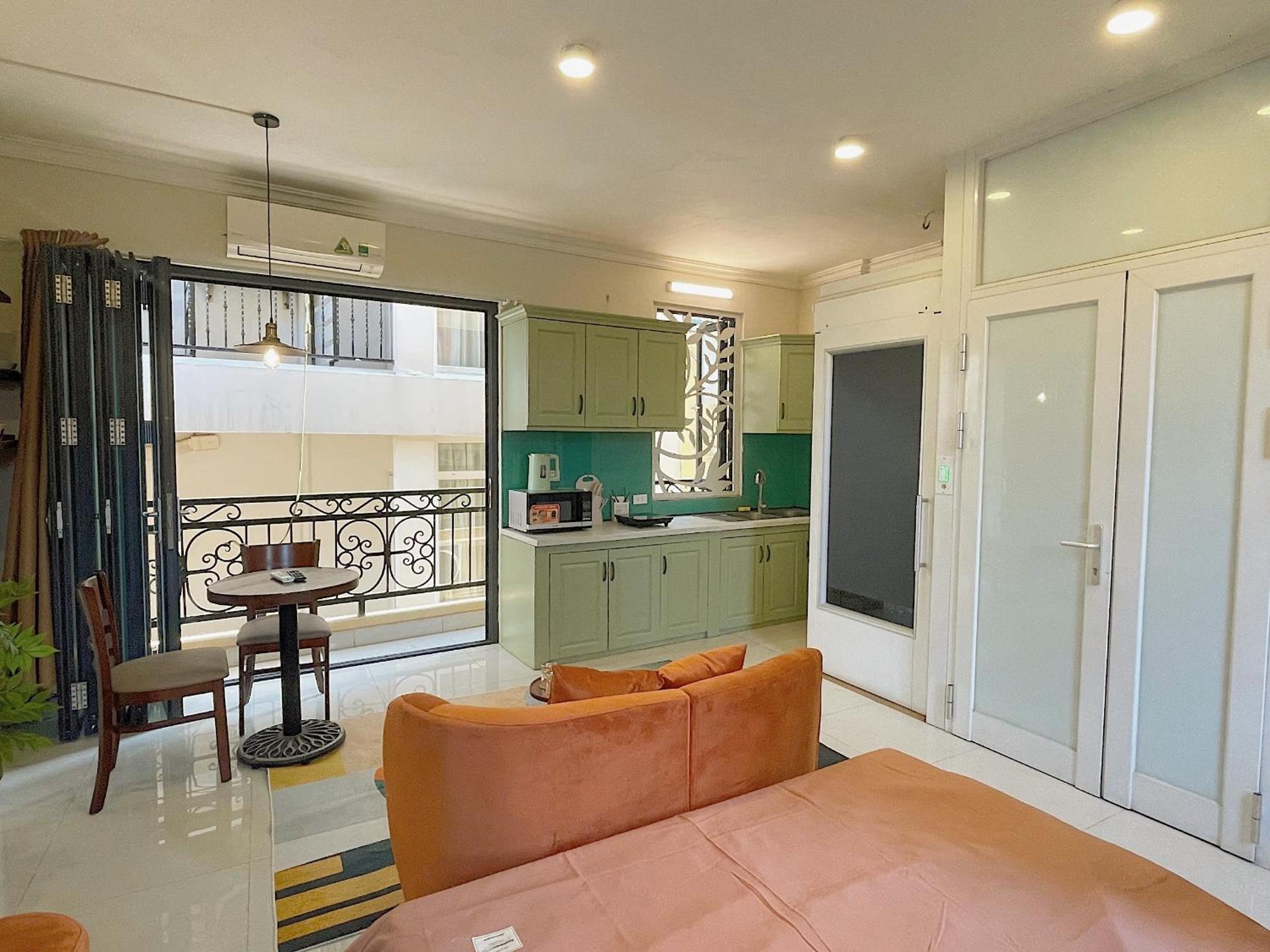 Migo Housing - Lift Access - Hanoi Beer Street - Central and Spacious - Ensuite Kitchen - Ensuite Bathroom