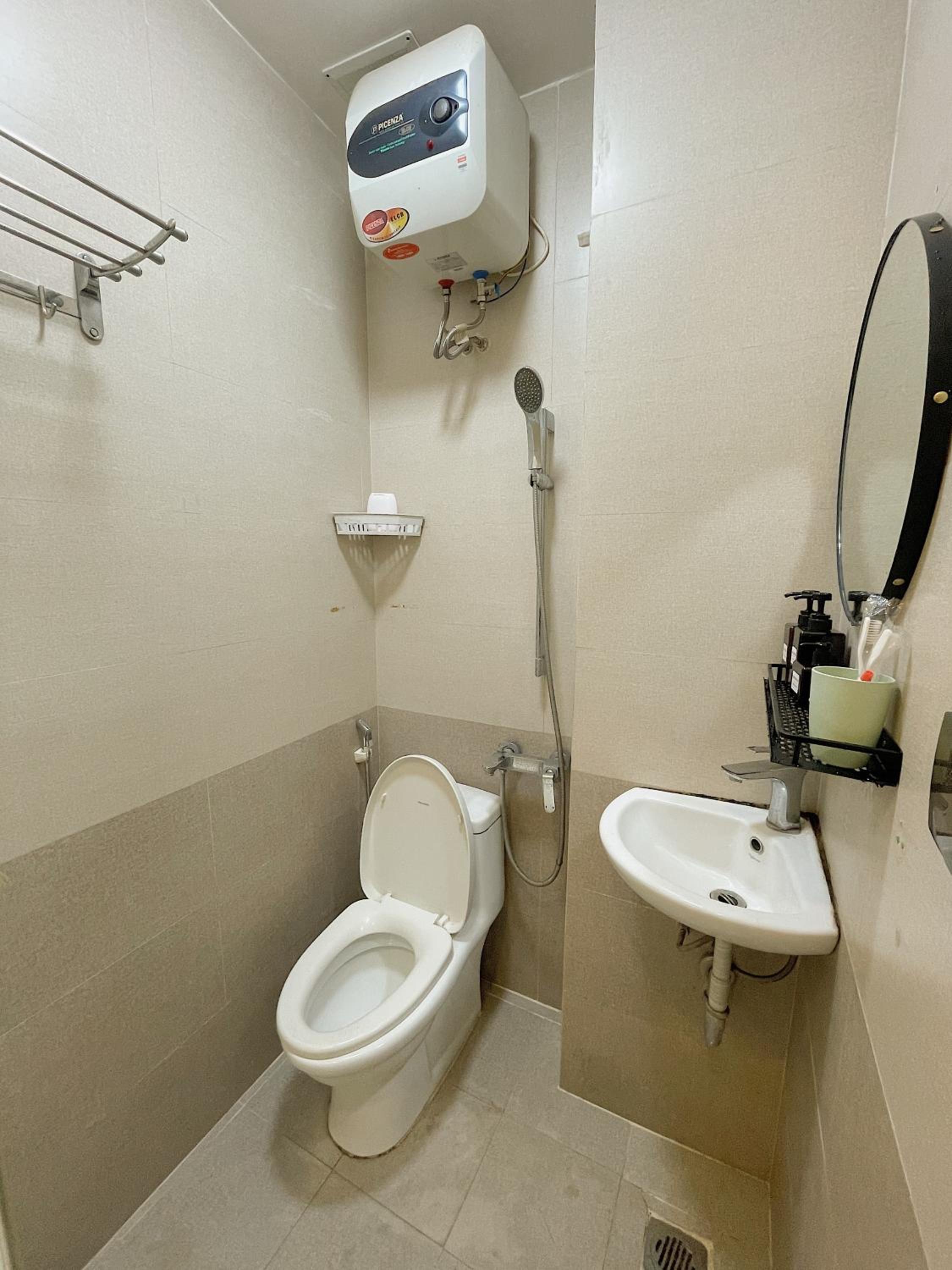 Migo Housing - Lift Access - Hanoi Beer Street - Central and Spacious - Ensuite Kitchen - Ensuite Bathroom
