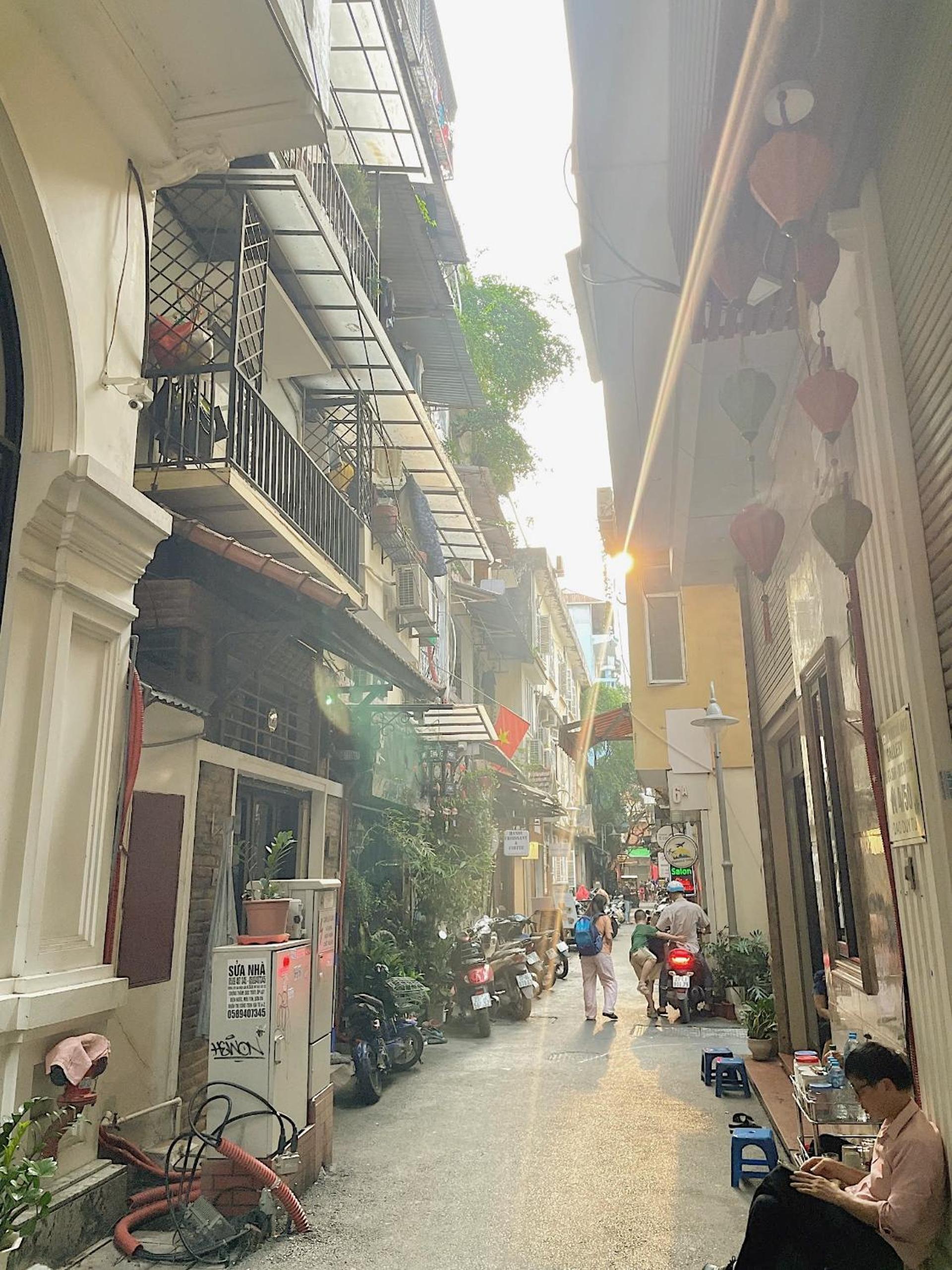 Migo Housing - Lift Access - Hanoi Beer Street - Central and Spacious - Ensuite Kitchen - Ensuite Bathroom