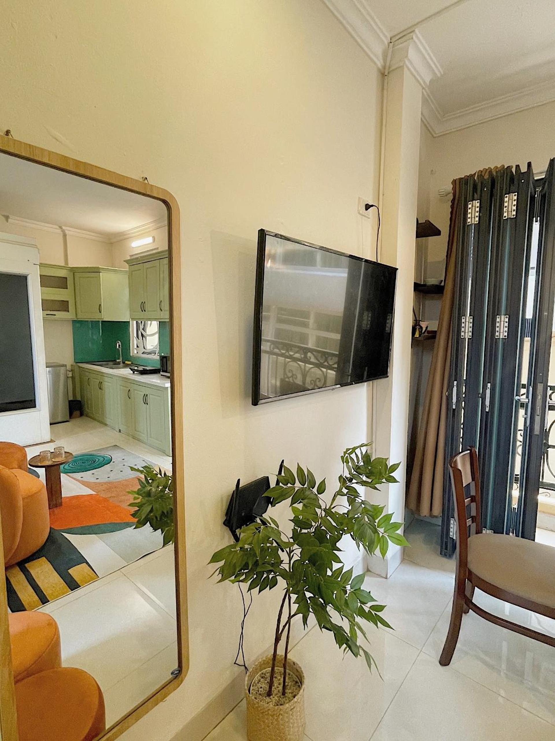 Migo Housing - Lift Access - Hanoi Beer Street - Central and Spacious - Ensuite Kitchen - Ensuite Bathroom