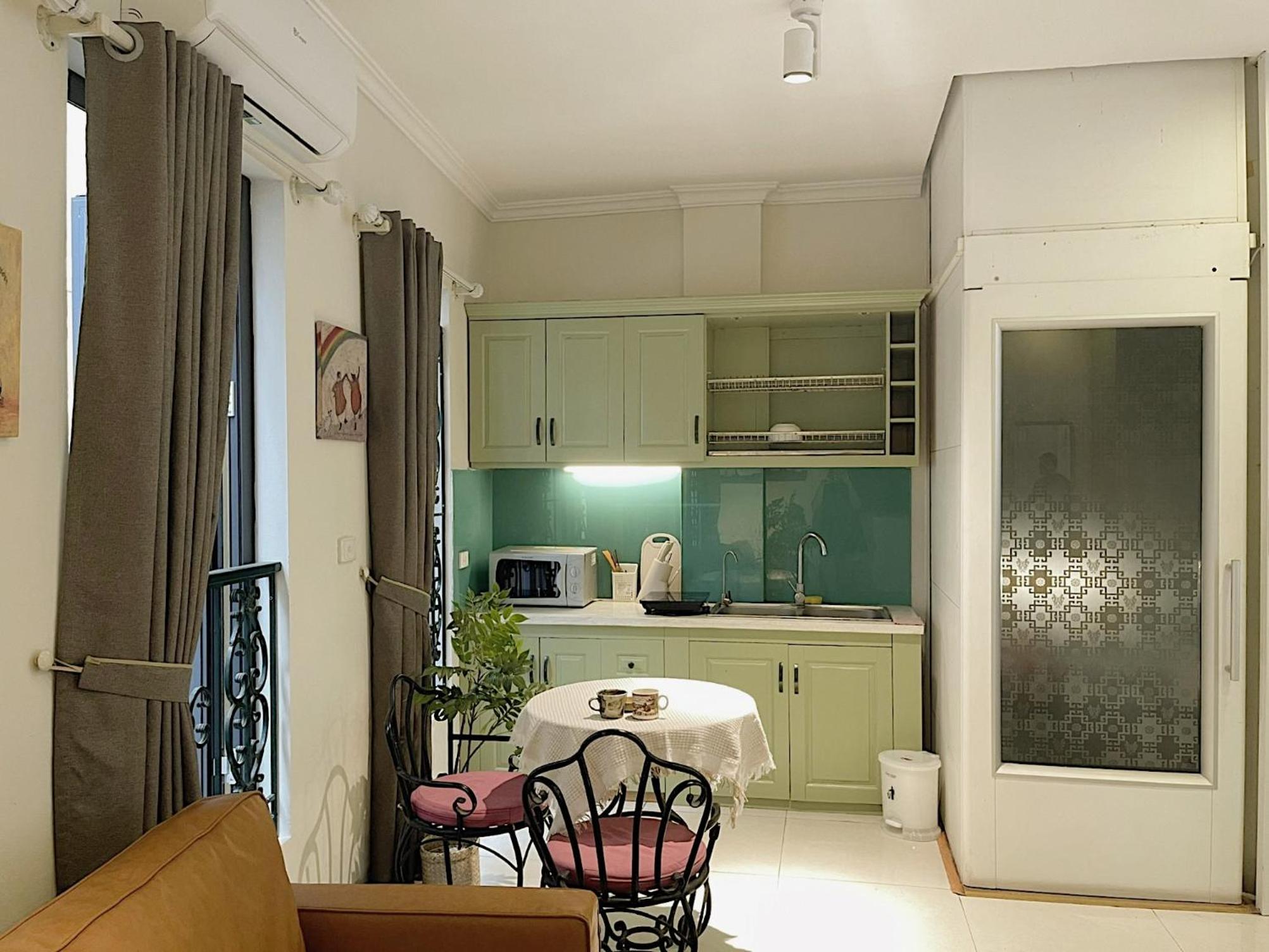 Migo Housing - Lift Access - Hanoi Beer Street - Central and Spacious - Ensuite Kitchen - Ensuite Bathroom