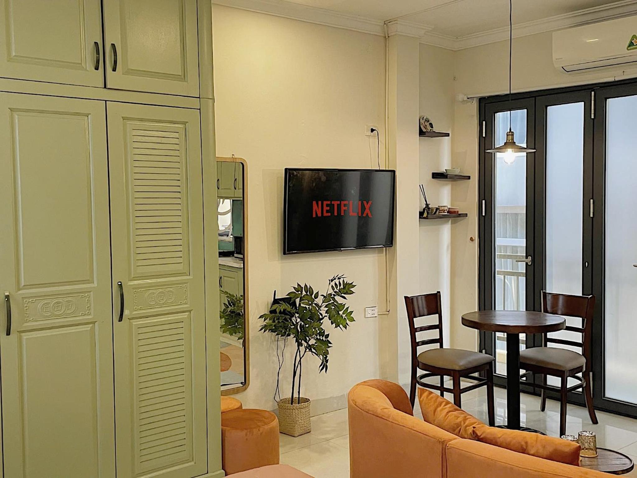 Migo Housing - Lift Access - Hanoi Beer Street - Central and Spacious - Ensuite Kitchen - Ensuite Bathroom