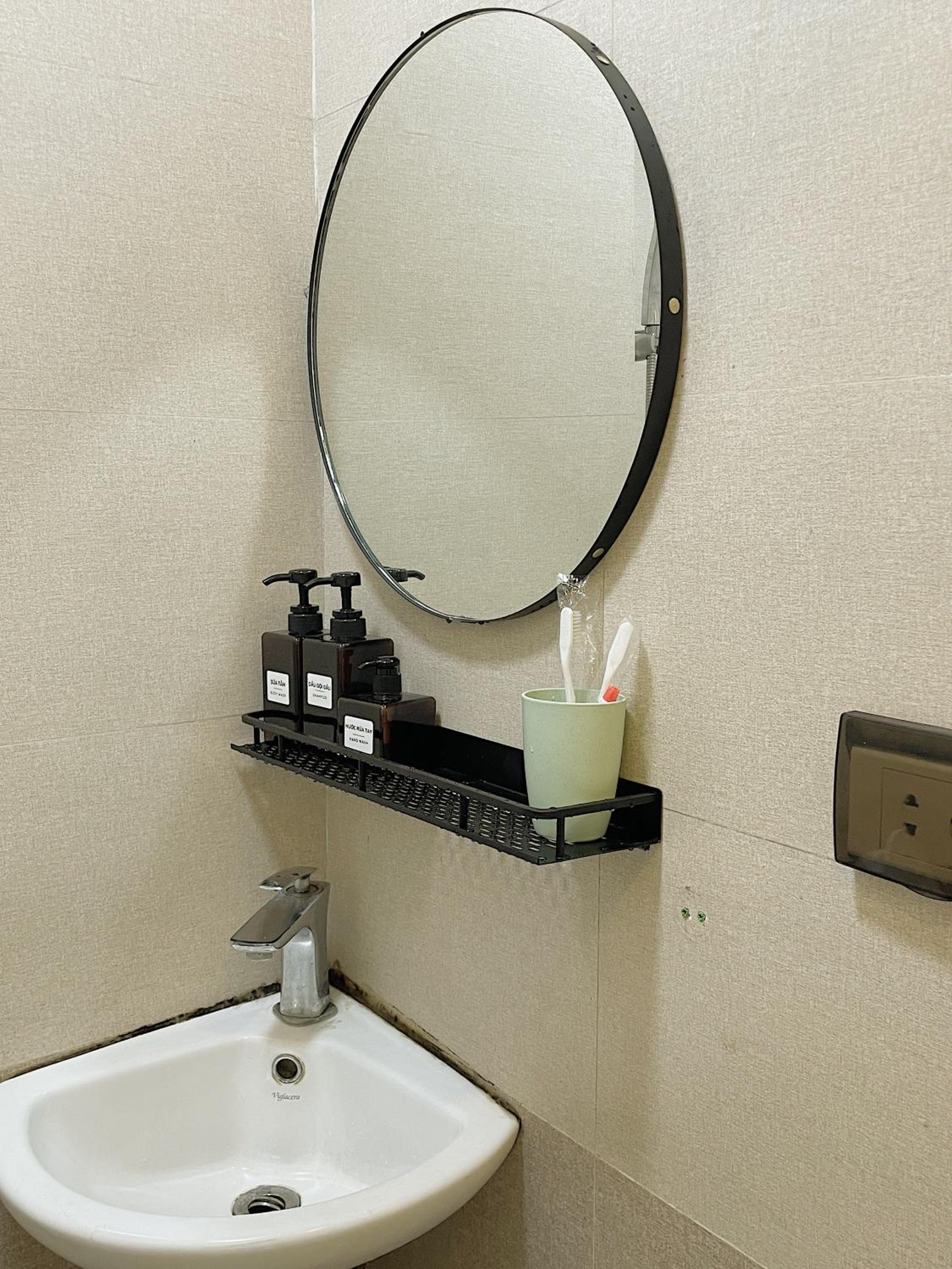 Migo Housing - Lift Access - Hanoi Beer Street - Central and Spacious - Ensuite Kitchen - Ensuite Bathroom