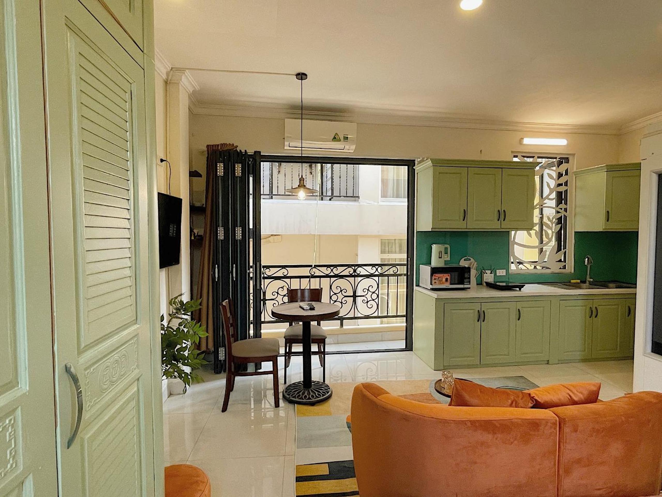 Migo Housing - Lift Access - Hanoi Beer Street - Central and Spacious - Ensuite Kitchen - Ensuite Bathroom