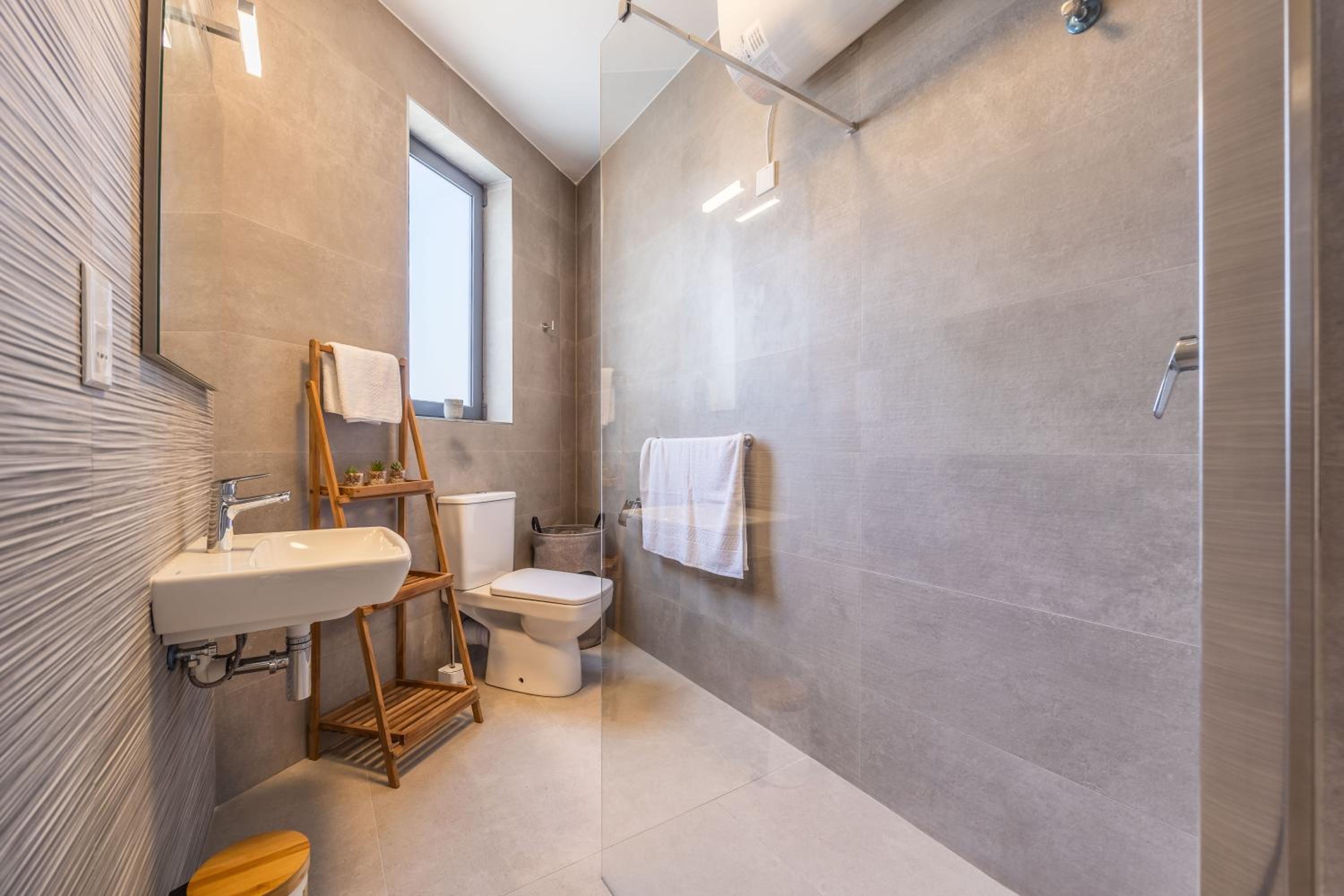 Restful Retreat Modern apartment & large spaces view 3