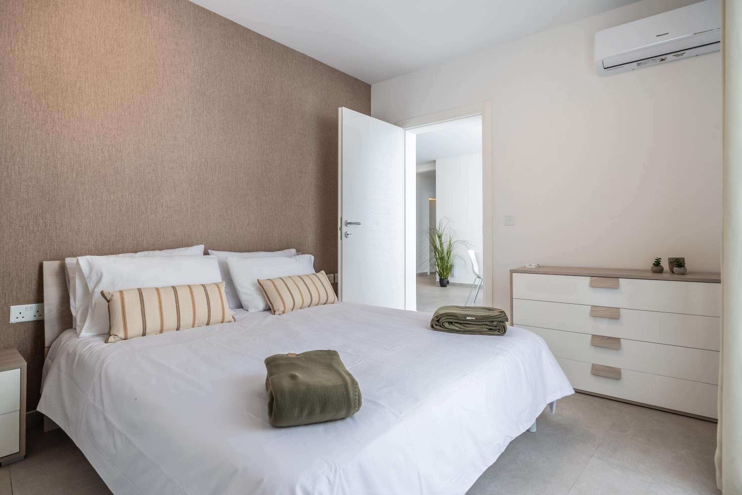 Restful Retreat Modern apartment & large spaces view 2