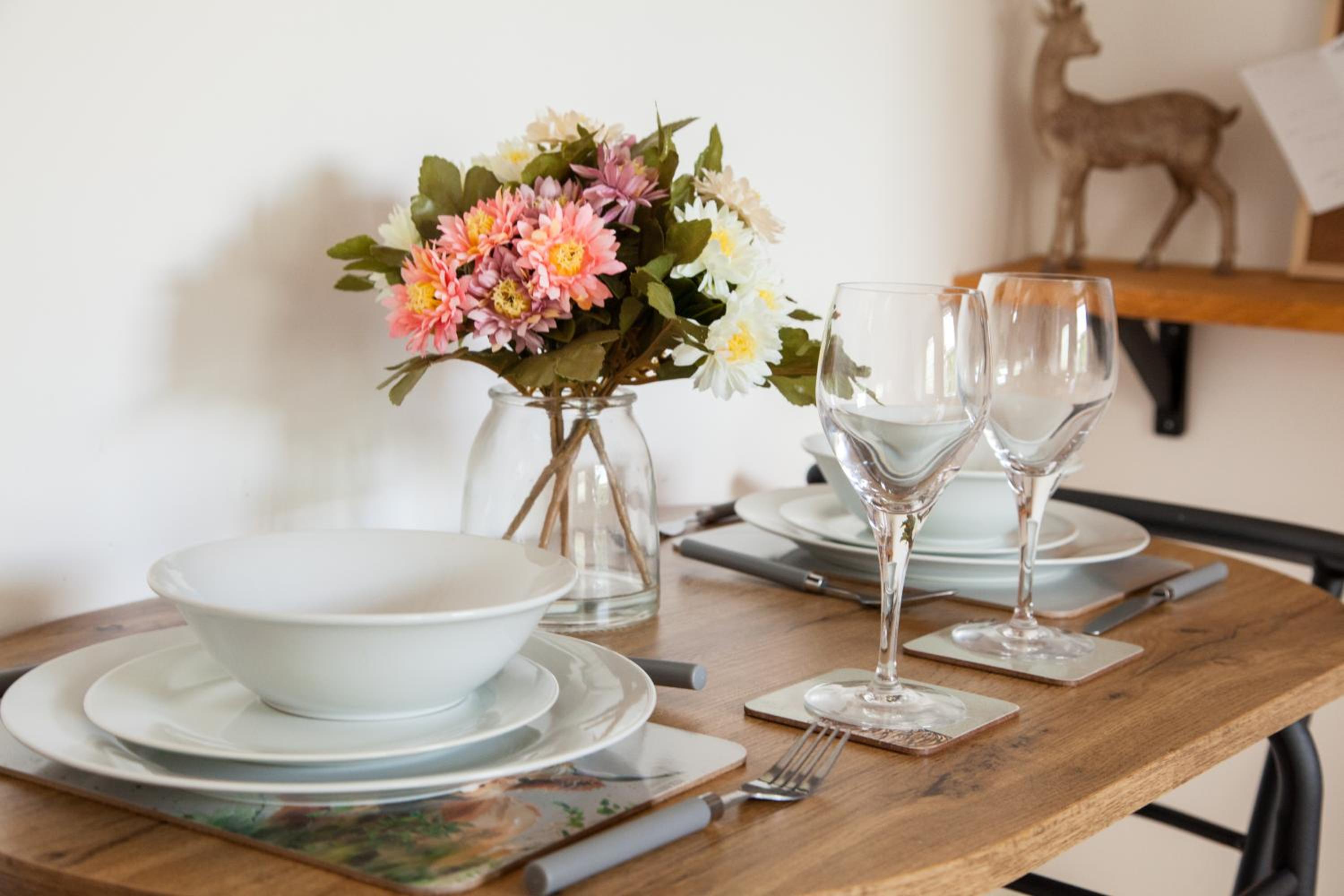 Hotel COSY COTTAGE ON BERNARDS HILL by SHIRE STAYS - Image 1