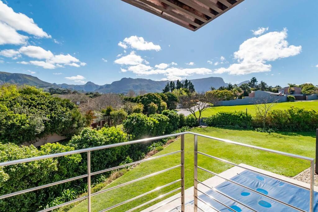Exquisite 4 Bedroom, Constantia Home view 2