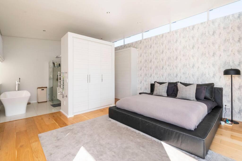 Exquisite 4 Bedroom, Constantia Home view 3