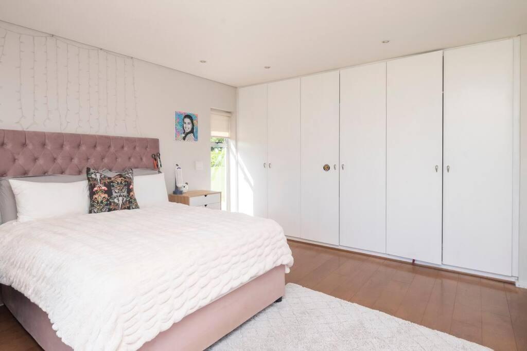 Exquisite 4 Bedroom, Constantia Home view 4