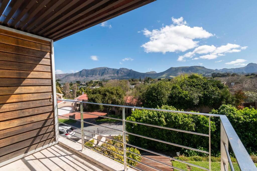 Exquisite 4 Bedroom, Constantia Home view 5