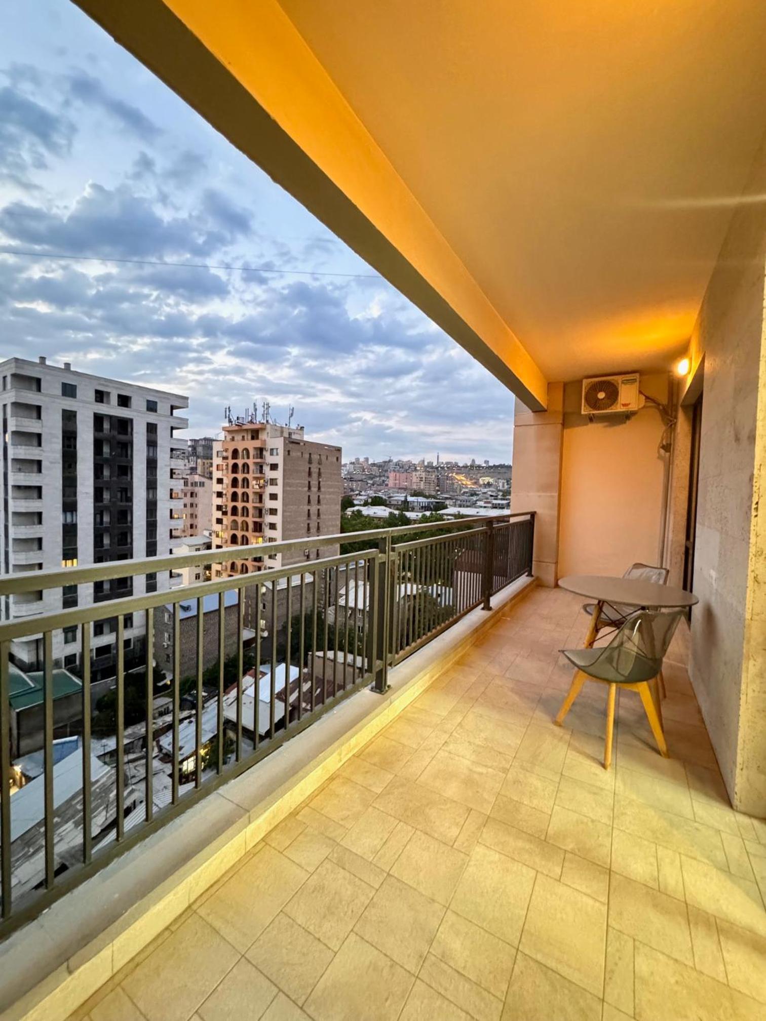 Luxury 2 bedroom apt with a balcony in the small center at Koghbatsi 16, New Building