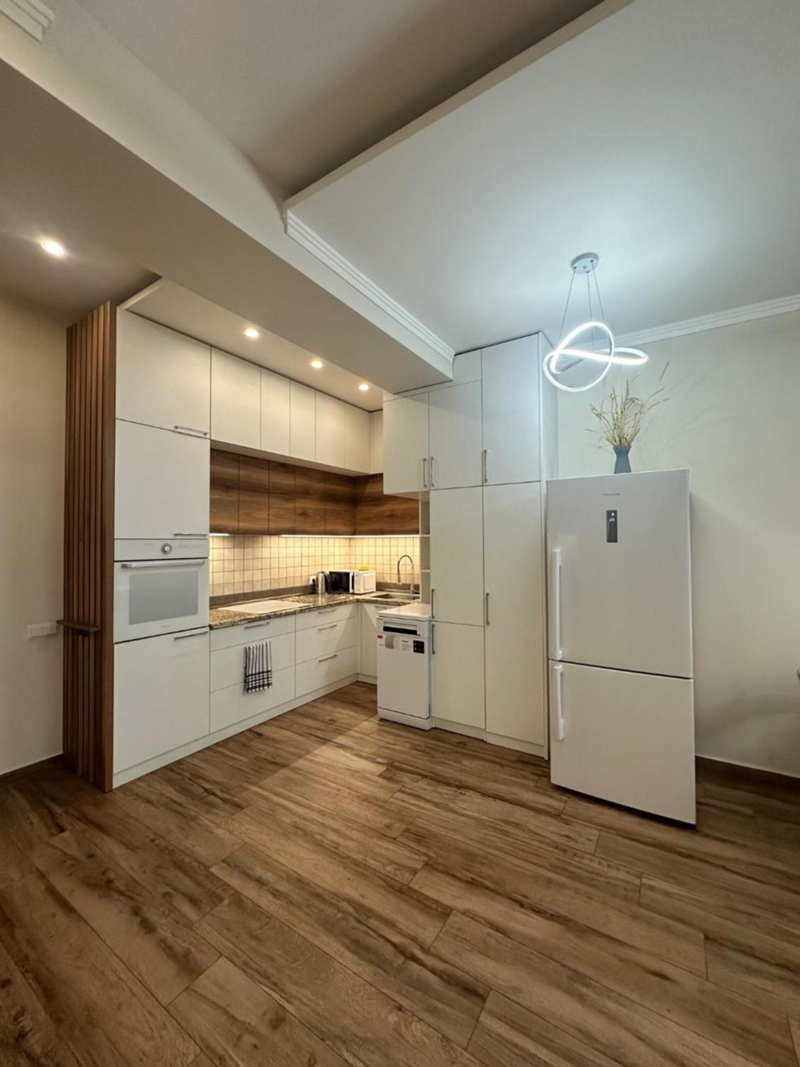 Luxury 2 bedroom apt with a balcony in the small center at Koghbatsi 16, New Building