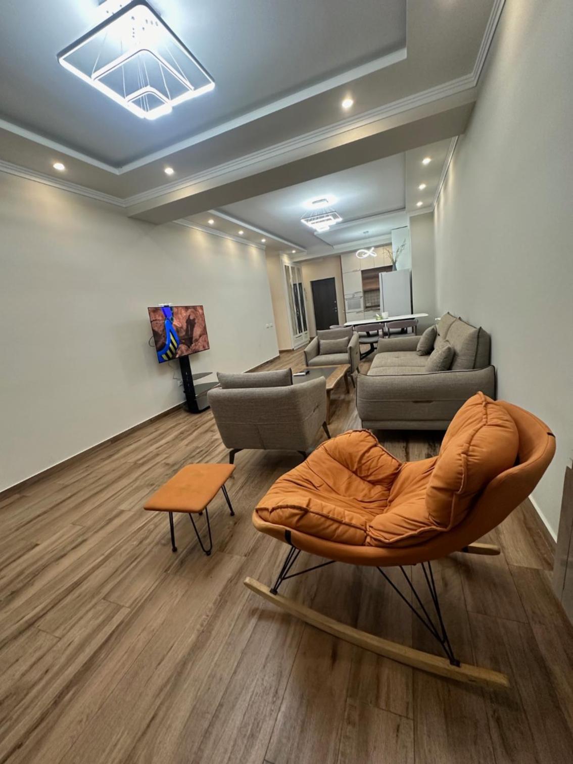 Luxury 2 bedroom apt with a balcony in the small center at Koghbatsi 16, New Building