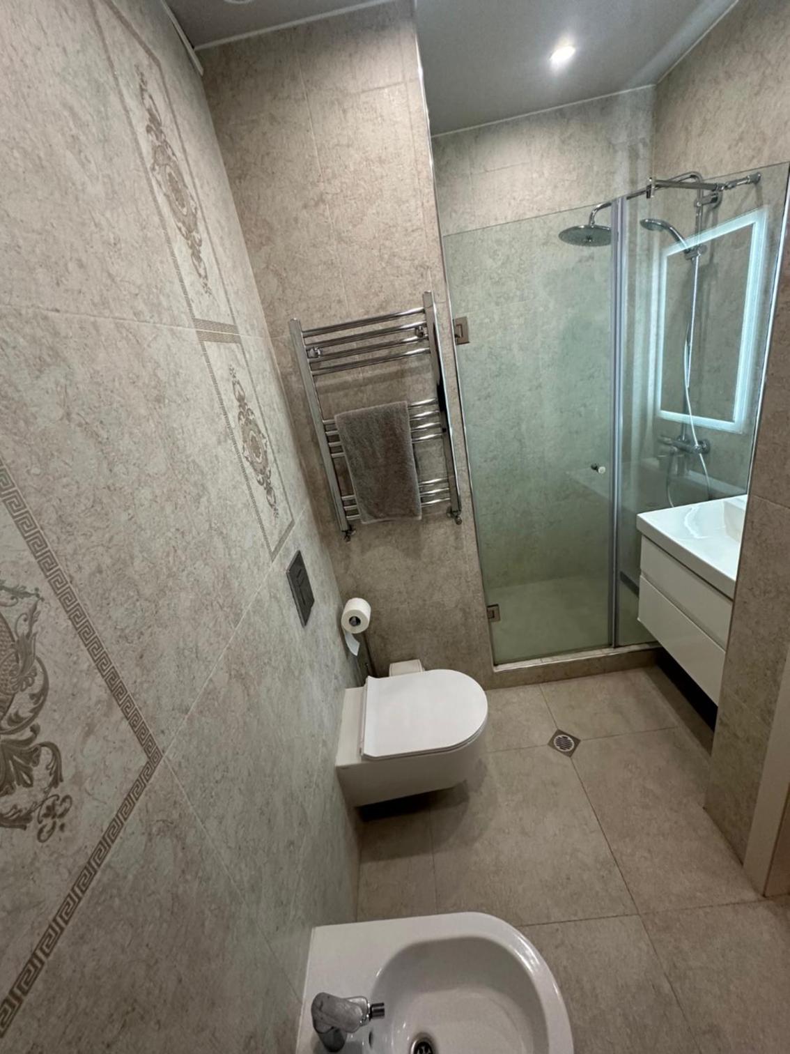 Luxury 2 bedroom apt with a balcony in the small center at Koghbatsi 16, New Building