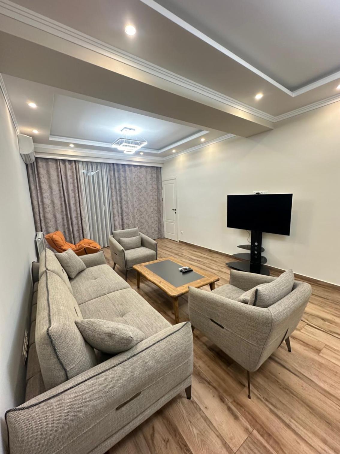 Luxury 2 bedroom apt with a balcony in the small center at Koghbatsi 16, New Building