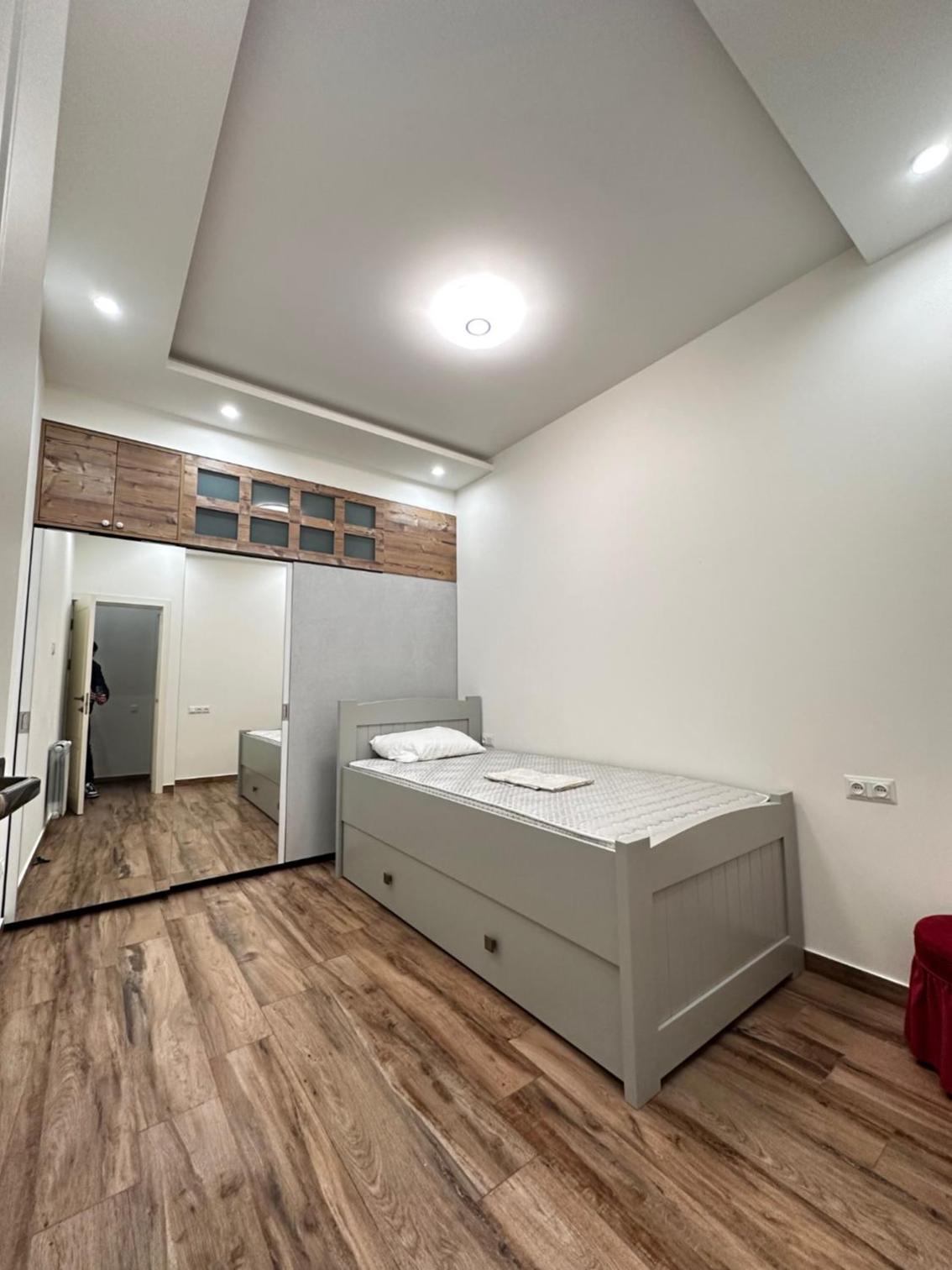 Luxury 2 bedroom apt with a balcony in the small center at Koghbatsi 16, New Building