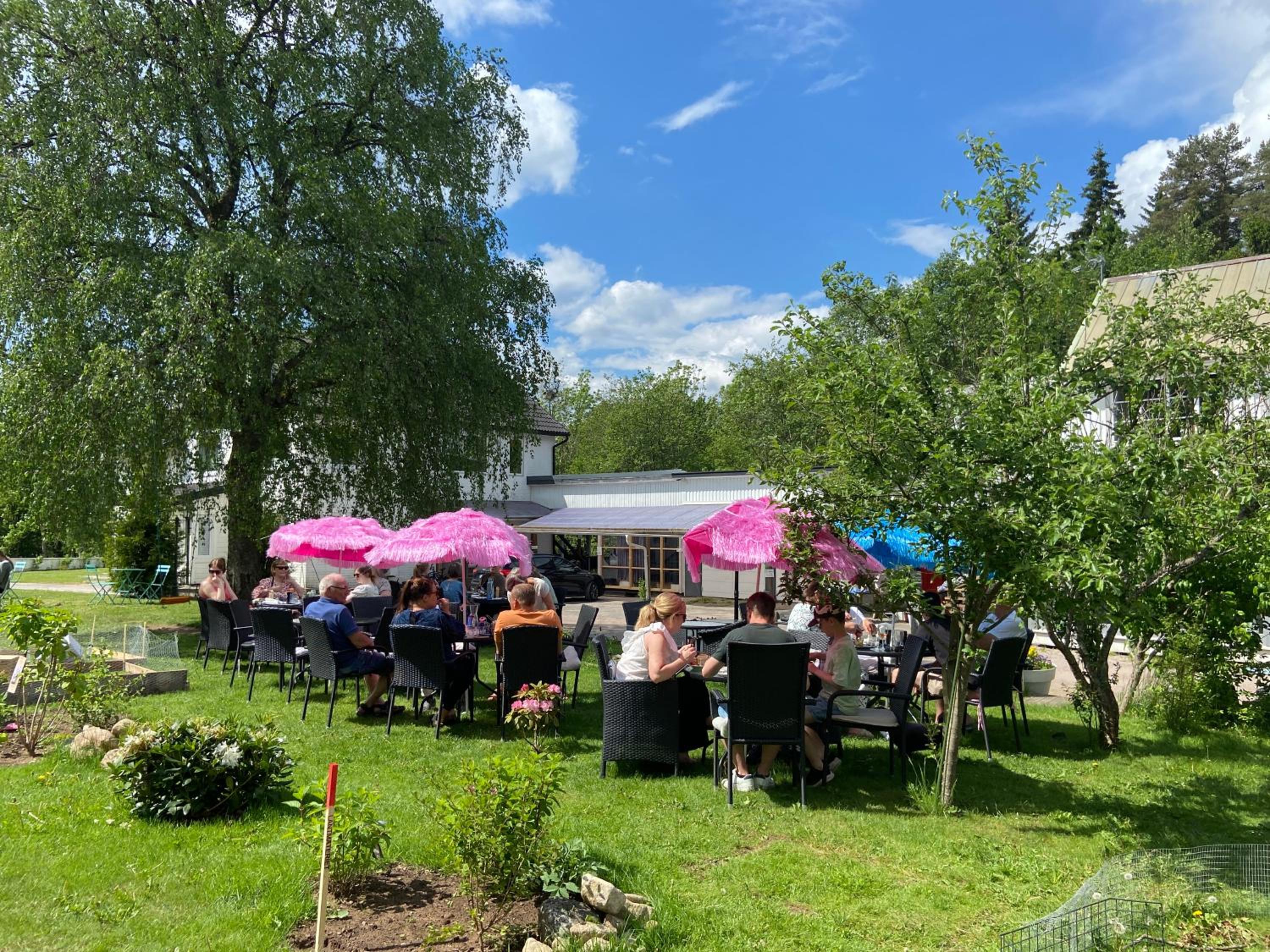 Stor lägenhet ovanpå café ute på landet