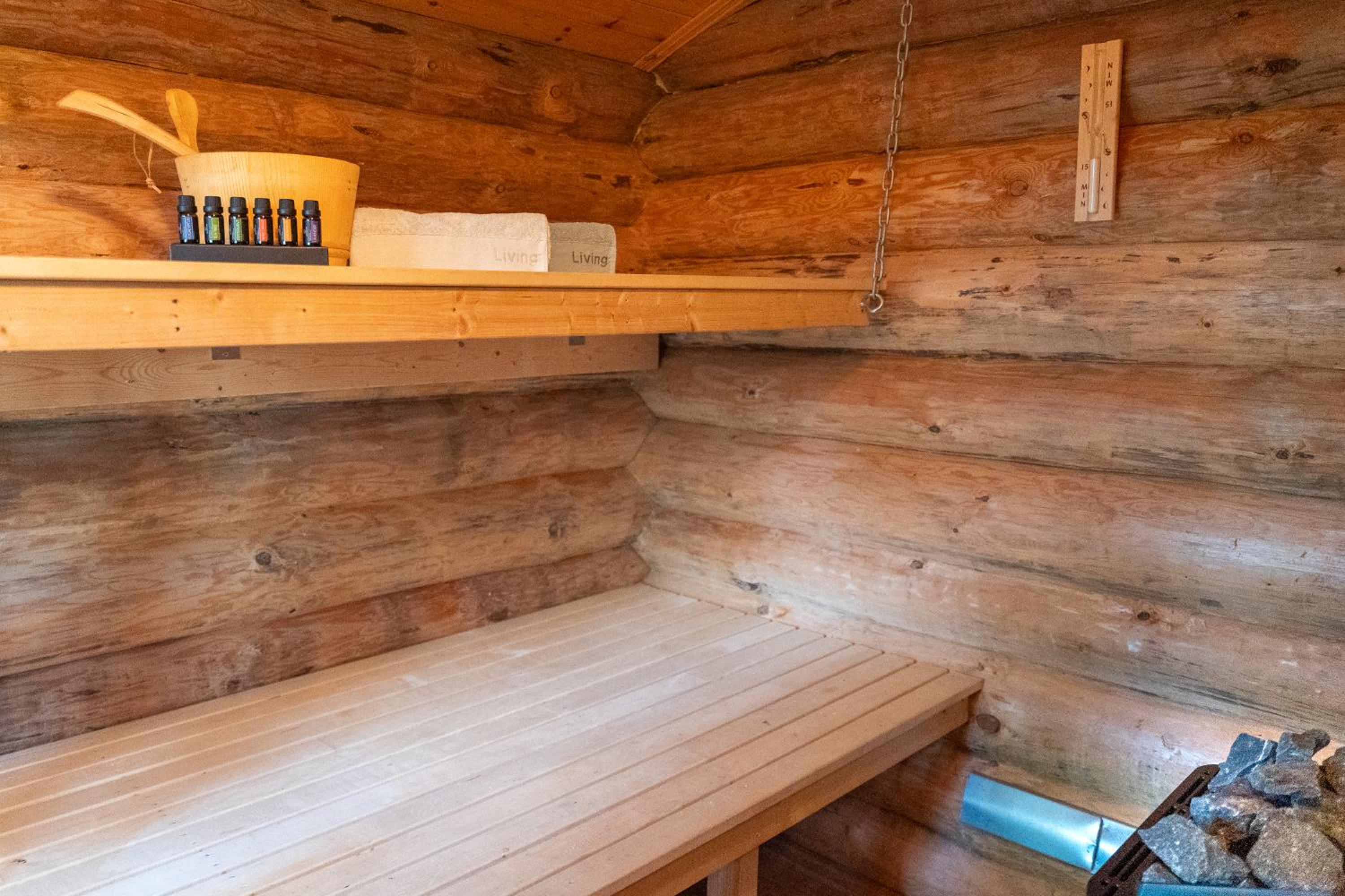 Mysig timmerhus i skogen med privat bastu nära sjön
